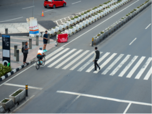 Masyarakat berjalan di ruang publik Jakarta saat cuaca panas sebagai ilustrasi adaptasi iklim di kehidupan sehari hari dan perlindungan dari paparan sinar UV.