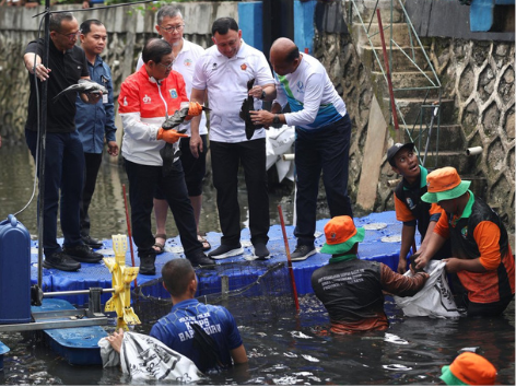 Gubernur Pramono dan Petugas DKI Jakarta mengangkat ikan sapu-sapu invasif dari sungai Jakarta pada 2026.