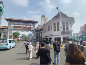 aktivitas outdoor anak muda jakarta dengan paparan sinar UV siang hari.