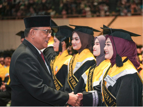 Menteri Jumhur Hidayat memberikan pembekalan kepada wisudawan Universitas Nasional tentang peluang green jobs dan ekonomi hijau di Indonesia.