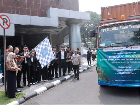 Mahasiswa IPB bersama Mendag Budi Santoso saat pelepasan ekspor pinang senilai Rp2,2 miliar di IPB Dramaga Bogor (12/6).