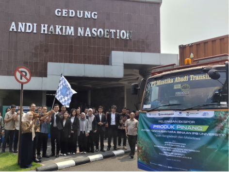 Mendag Budi Santoso melepas ekspor pinang Rp2,2 miliar hasil program Campus Preneur IPB University di Dramaga Bogor (12/6).