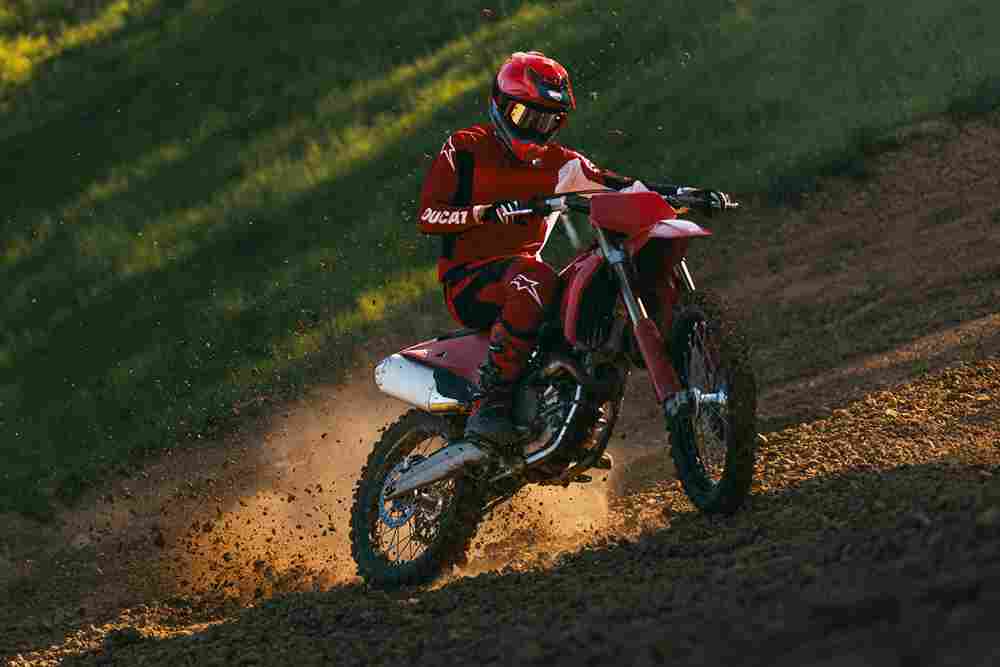 Ditenagai Mesin Desmodromic 249 cc, Ducati Desmo250 MX Baru Mulai Tersedia Pada Juli 2026 di Eropa