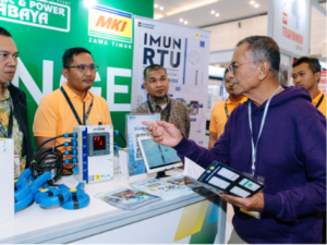 Kunjungan Dahlan Iskan pada stan asosiasi MKI Jawa Timur di Indonesia Energy Week Surabaya 2026.