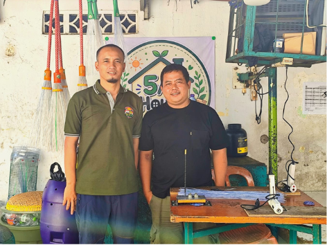 Pelaku ekonomi kreatif Jakarta berbasis komunitas RT berinovasi mengolah sampah plastik menjadi produk bernilai dalam ekosistem wirausaha urban Jakarta.