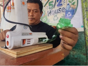 Mesin sederhana rakitan warga Petukangan Utara, Jakarta Selatan, untuk mengubah botol plastik bekas menjadi serat lidi sapu.