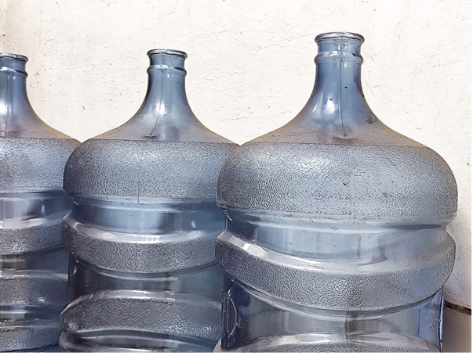 Dari Depot ke Warung Berakhir ke Rumah, Jejak Air Minum Isi Ulang yang Tak Bisa Dilacak Galon bermerek diisi ulang non-resmi dan dijual di warung, tanpa segel pabrik