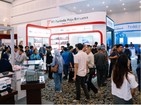 Indonesia Energy Week Surabaya 2026 Rampung, Catat 200 Exhibitor dari 17 Negara Suasana pameran Indonesia Energy Week Surabaya 2026 di Jawa Timur dengan exhibitor sektor energi dan kelistrikan.