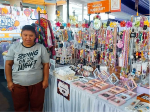 Ananda, buah hati Mintari, pengerajin souvenir Ananda Beads Craft.