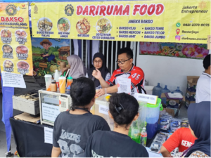 Jati bersama rekan Jakprenuer melayani pelanggan Dariruma Food di Stadion JIS.