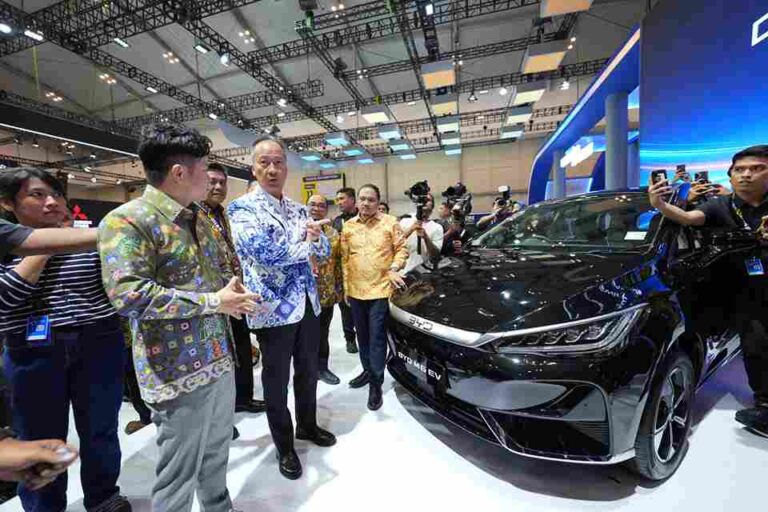 Kunjungi GIIAS 2026, Menteri Perindusrian RI Apresiasi BYD M6 Dengan Emisi Hingga 65 km/L Kunjungi GIIAS 2026, Menteri Perindusrian RI Apresiasi BYD M6 Dengan Emisi Hingga 65 km/L