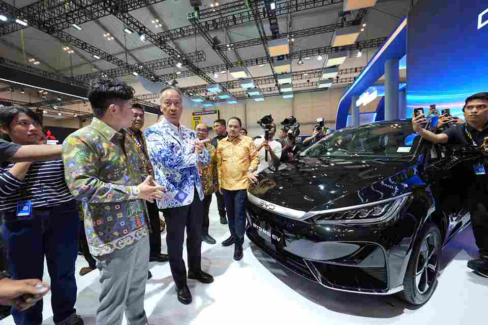 Kunjungi GIIAS 2026, Menteri Perindusrian RI Apresiasi BYD M6 Dengan Emisi Hingga 65 km/L