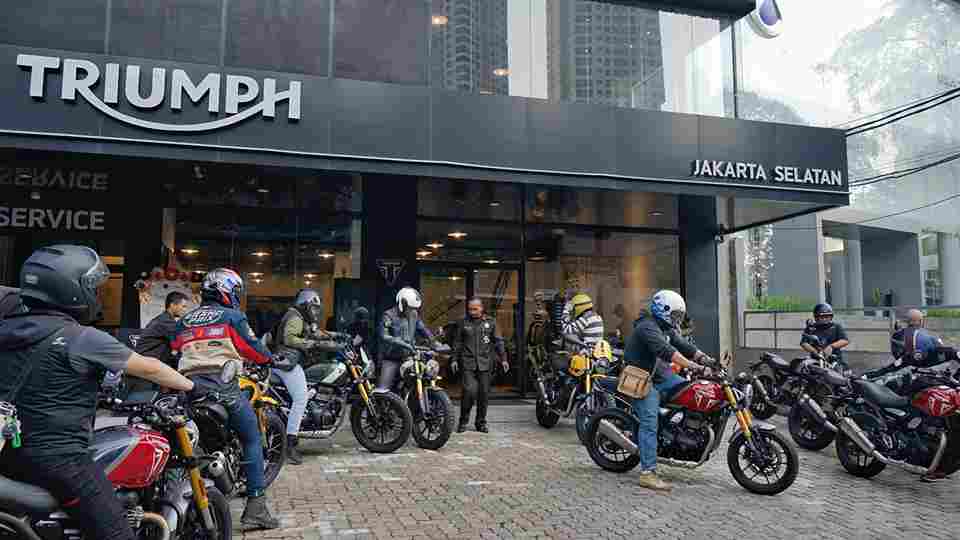 TRIUMPH Motorcycles Indonesia Gelar TRIUMPH 400 Series Customer Ride Perdana