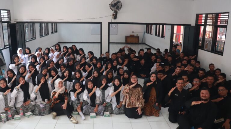 Bersama Tim PKM UKRI Siswa SMK Perkuat Komunikasi Kabangsaan Untuk Kemampuan Literasi Digital