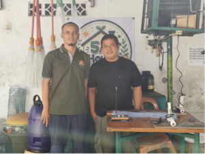 Ketua RT 005/02 Petukangan Utara mengolah botol plastik bekas menjadi produk sapu daur ulang.