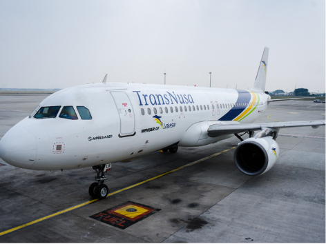 Pesawat Airbus A320 TransNusa di landasan bandara Manado.