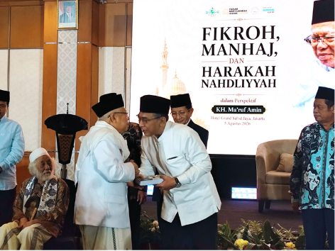 Jelang Muktamar NU, Kiai Ma’ruf Amin Bicara Soal Politik dan Maslahat Nahdliyin Kiai Ma'ruf Amin memberikan buku Fikroh Manhaj Harakah Nahdliyyah kepada K.H. Yahya Cholil Staquf.