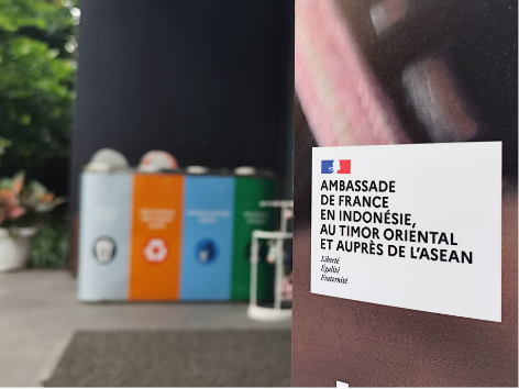 Fasilitas pemilahan sampah di Institut Français Indonesia Jakarta sebagai bagian dari pengelolaan sampah berkelanjutan.