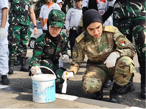 Kadet Palestina UNHAN mengecat pembatas trotoar dalam kegiatan kerja sukarela di Menteng Jakarta.