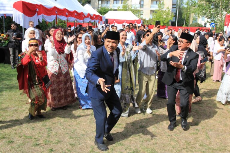 Kemeriahan Pesta Rakyat KBRI Warsawa diikuti diaspora dan WNI Indonesia di Wisma Duta Indonesia, Warsawa.