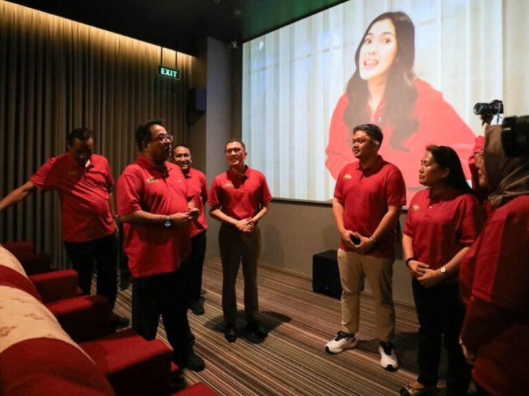 Layar Digi Perluas Model Bisnis Bioskop Mini dari Alfamart ke Pasar Rumput Wagub Rano Karno dan Dirut Perumda Pasar Jaya Agus Himawan Widyanto di rangkauan peresmian Jaksinema Pasar Rumput, Senin (24/8/2026).