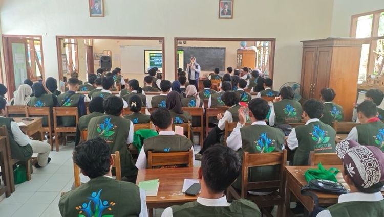 95 Anak Muda Banyumas Ikuti Pelatihan Wirausaha Kreatif Kehutanan Lebah Trigona Peserta pelatihan wirausaha kreatif kehutanan budidaya lebah Trigona di Banyumas.