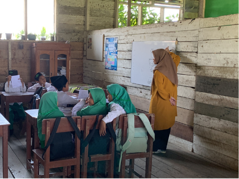 Suasana kelas guru honorer penerima manfaat program Satu untuk Seribu UNIQLO.