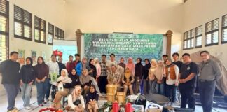 Kemenhut Fasilitasi 30 Anak Muda Tabo-Tabo Kembangkan Edu-Ekowisata Foto bersama anak muda Tabo-Tabo setelah mengikuti pelatihan koperasi edu-ekowisata di Pangkep, Sulawesi Selatan.