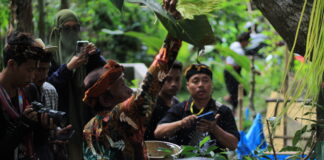Jaga Mata Air Lewat Ritual Nunas Nede di Desa Kesik Warga Desa Kesik dalam ritual Nunas Nede untuk jaga mata air di Lombok Timur