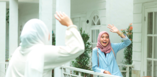 Ketika Hijab Berada di Antara Aturan Institusi dan Pilihan Personal Dua perempuan berhijab saling menyapa, mewakili keberagaman konsumen modest fashion.