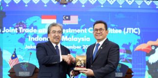 JTIC Ke-4 Sepakati Lanjutkan Kerja Sama Produk Halal RI-Malaysia Menteri Perdagangan RI Budi Santoso dan Menteri Investasi Perdagangan Malaysia Johari Abdul Ghani dalam pertemuan JTIC ke-4 di Jakarta.