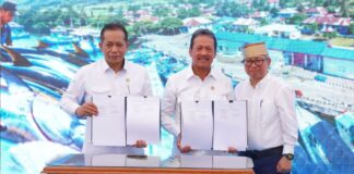 Sinergi Empat Lembaga Negara Dorong Transformasi Ekonomi Desa Pesisir Nelayan Menteri Trenggono dan Menteri Koperasi Ferry Juliantono teken MoU pengelolaan KNMP di desa pesisir Sinjai.
