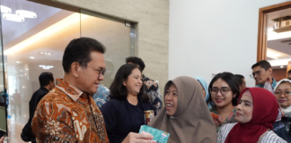 UMKM Pangan Lokal Masuk Ritel Modern Lewat Fasilitasi Barcode Pelaku UMKM Jabodetabek menunjukkan produk setelah berhasil masuk ritel modern.