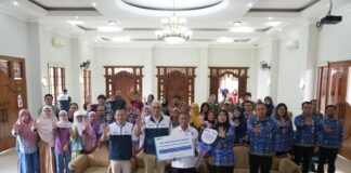 Pilah Sampah dari Rumah, Warga Srengseng Sawah dan Gerobak Motor Listrik Warga RW 06 Srengseng Sawah menerima komposter dan sarana pilah sampah dari BRI Finance.