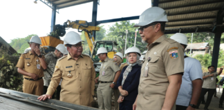 Tinjauan Terkini Pengelolaan Sampah di Saringan TB Simatupang Gubernur Pramono Anung meninjau Saringan Sampah TB Simatupang yang menangani sampah Sungai Ciliwung.